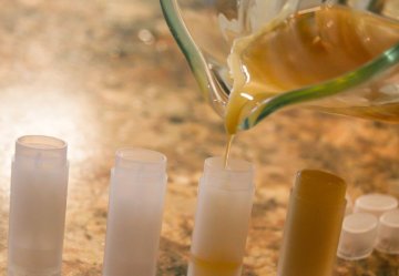 Wie man einen Hanf CBD-Lippenbalsam herstellt