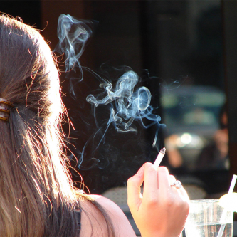 Ako nesmrdět po dyme? (5 Tipov, ako sa zbaviť zápachu Marihuany)