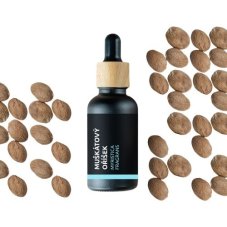 Donker glazen flesje met houten dop met BIO nootmuskaat essentiële olie, omringd door bruine nootmuskaatnoten